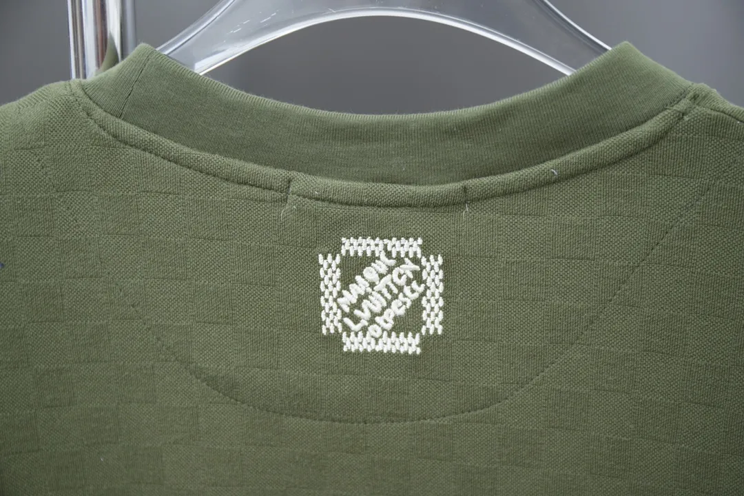 🅿️190 Louis LV 25ss new early spring short-sleeved checkerboard pattern jacquard embroidered short-sleeved light luxury essential item for daily commuting for men and women Correct version Welcome to compare Detailed features · Pique jacquard fabric, 100% pure cotton with high count cotton added, dry and avoid stuffiness, made by computer knitting machine or hand weaving machine, the shape is similar to bees. · The seal is embroidered with a mixture of multi-color threads using the rice grain stitch method, and gold thread is added to the key parts for embellishment and highlight. The linen material embroidery on the back panel has a subtle matte visual texture · Double-needle stitching across the seams · Original main mark washed tag branded moisture-proof paper packaging Color: Green Size: S/M/L/XL